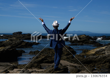 海でスーツを着たダンディーな中高年男性のポートレート 130676354