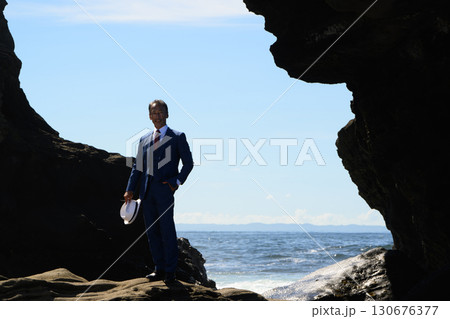 海でスーツを着たダンディーな中高年男性のポートレート 海でスーツを着たダンディーな中高年男性のポートレート 130676377