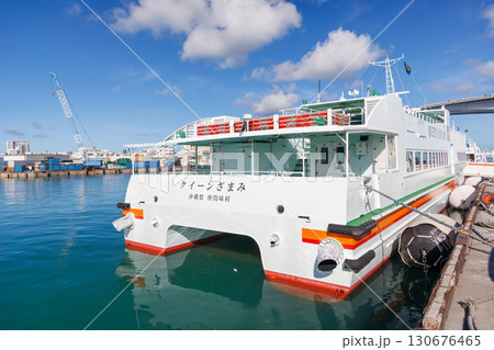 慶良間諸島の座間味島等へゆく高速ジェットフェリー。 クイーンざまみ3号。 奥には泊大橋が見える。 130676465