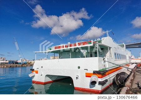 慶良間諸島の座間味島等へゆく高速ジェットフェリー。 クイーンざまみ3号。 奥には泊大橋が見える。 130676466