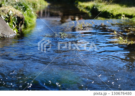 雪解け水の川の流れ 130676480