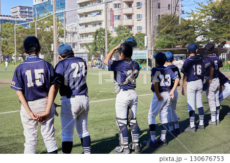 野球場で整列する野球少年たちの後ろ姿 野球場で整列する野球少年たちの後ろ姿 130676753