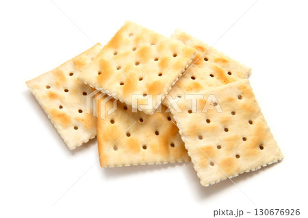 白背景に四角いクラッカー 130676926
