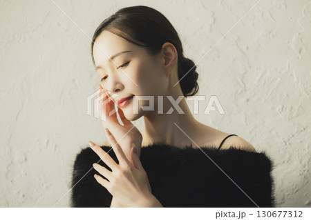 ファーを纏う女性　  130677312