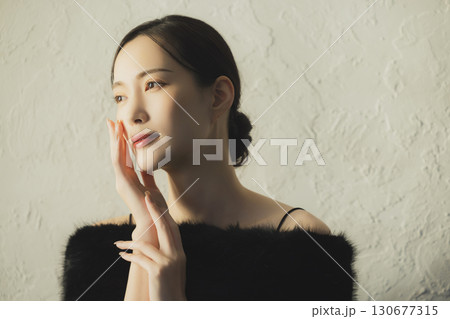 ファーを纏う女性　  130677315