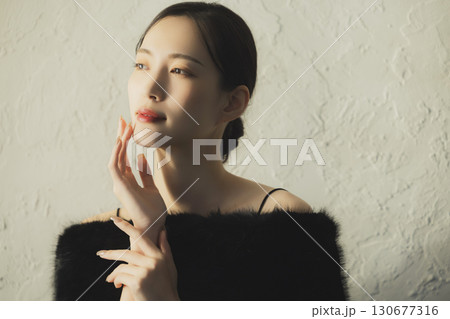 ファーを纏う女性 ファーを纏う女性 130677316