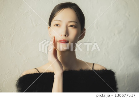 ファーを纏う女性 ファーを纏う女性 130677317