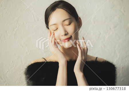 ファーを纏う女性 ファーを纏う女性 130677318