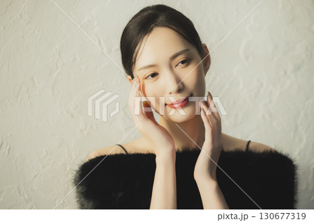 ファーを纏う女性　  130677319