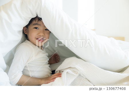 ベッドで寝転ぶ幼児 ベッドで寝転ぶ幼児 130677408