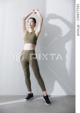 トレーニングウェアでストレッチをする女性 　 130677585