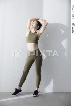トレーニングウェアでストレッチをする女性 　 130677588
