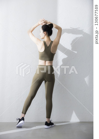トレーニングウェアでストレッチをする女性 　 130677589