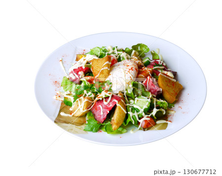 新鮮な野菜とステーキのサラダ 130677712