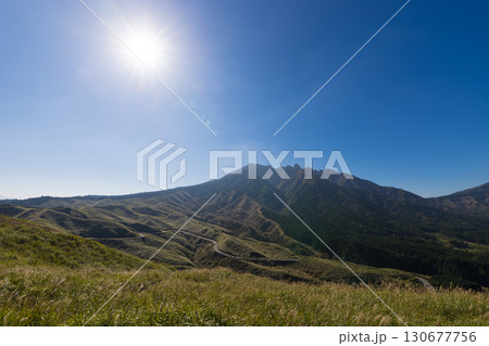 南阿蘇の山と太陽（熊本県南阿蘇） 130677756