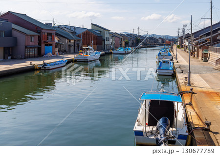 川沿いに建ち並ぶ民家と係留された漁船 川沿いに建ち並ぶ民家と係留された漁船 130677789