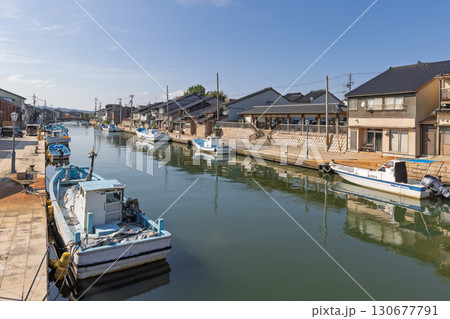 川沿いに建ち並ぶ民家と係留された漁船 川沿いに建ち並ぶ民家と係留された漁船 130677791