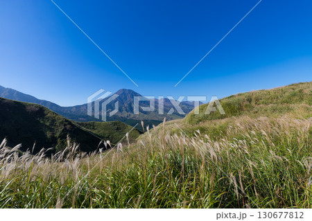 南阿蘇の山々と青空（熊本県南阿蘇） 130677812