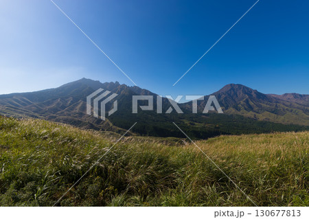 南阿蘇の山々と青空（熊本県南阿蘇） 130677813
