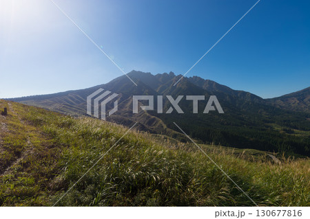 南阿蘇の山々と青空（熊本県南阿蘇） 130677816