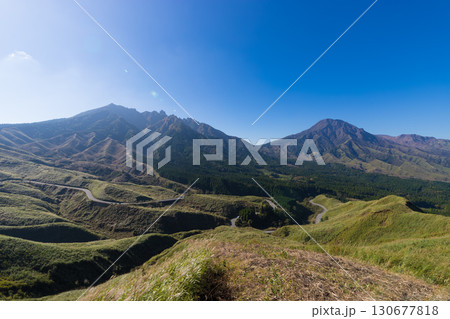 南阿蘇の山々と青空（熊本県南阿蘇） 130677818