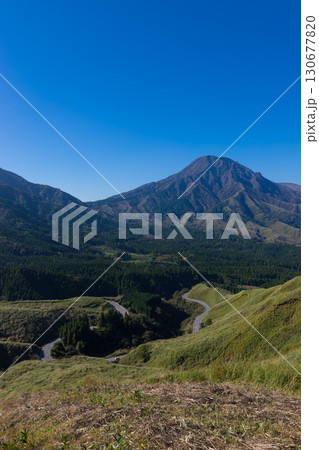 南阿蘇の山々と青空（熊本県南阿蘇） 130677820