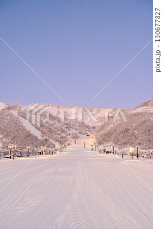 朝陽に照らされる美しいスキー場 朝陽に照らされる美しいスキー場 130677827