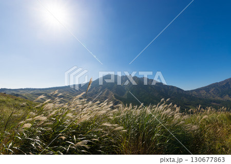 南阿蘇の山々と太陽（熊本県南阿蘇） 130677863