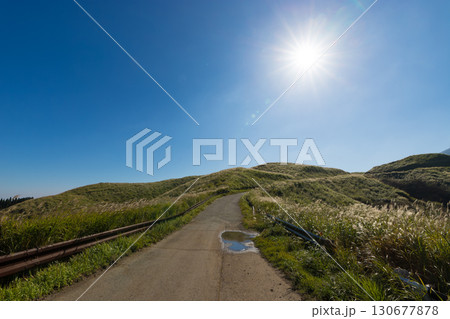 南阿蘇の道路と太陽（熊本県南阿蘇） 130677878