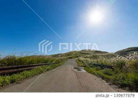 南阿蘇の道路と太陽(熊本県南阿蘇) 南阿蘇の道路と太陽(熊本県南阿蘇) 130677879