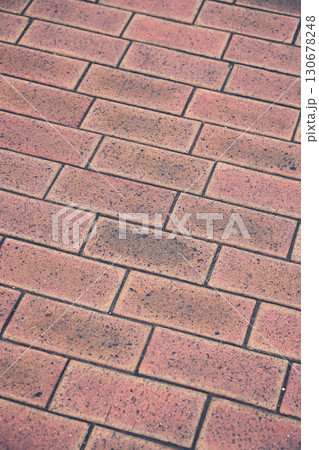 煉瓦を敷き詰めた道 130678248