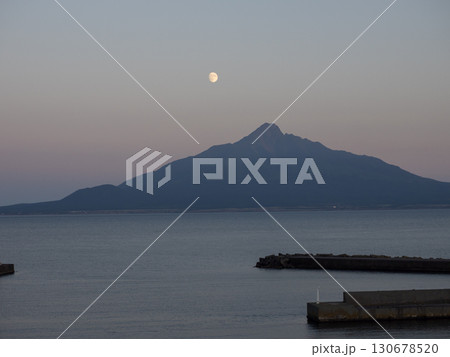 北海道礼文島の風景　利尻山と月 130678520