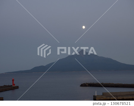 北海道礼文島の風景 利尻山と月 北海道礼文島の風景 利尻山と月 130678521