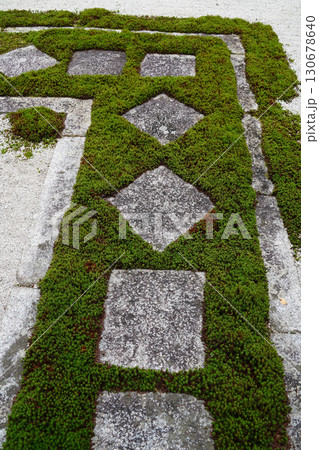 京都の寺院の庭の飛び石 130678640