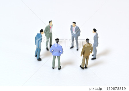 ビジネスマンの輪 会議 団結 共同 会話イメージ ビジネスマンの輪 会議 団結 共同 会話イメージ 130678819