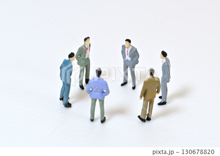 ビジネスマンの輪 会議 団結 共同 会話イメージ 130678820
