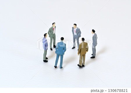 ビジネスマンの輪 会議 団結 共同 会話イメージ ビジネスマンの輪 会議 団結 共同 会話イメージ 130678821