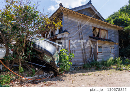 津波に押し流された破損した自動車 津波に押し流された破損した自動車 130678825