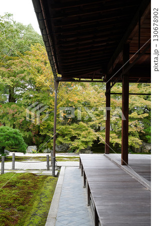 京都の寺院の境内の風景 130678902