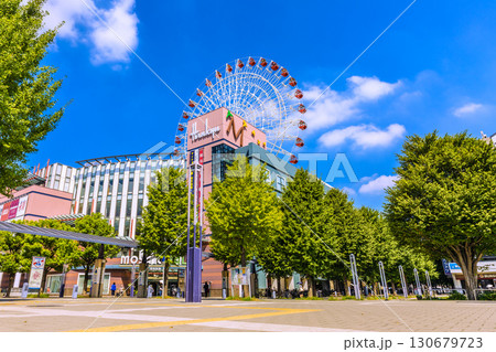 日本の横浜都市景観9月8日。センター北駅前、都築阪急の観覧車などを望む 130679723