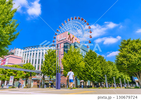 日本の横浜都市景観9月8日。センター北駅前、都築阪急の観覧車などを望む 130679724