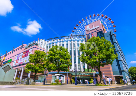 日本の横浜都市景観9月8日。センター北駅前、都築阪急の観覧車などを望む 130679729