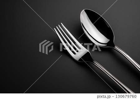 黒い背景に置かれたフォークとスプーン 130679760