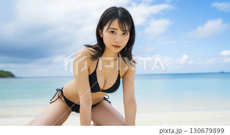 ビーチで横たわるビキニ姿の若い女性 130679899