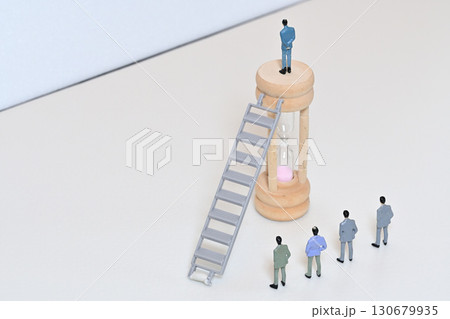 ビジネスマン勝者 格差 頂上イメージ ビジネスマン勝者 格差 頂上イメージ 130679935