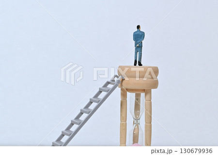 ビジネスマン勝者 格差 頂上イメージ ビジネスマン勝者 格差 頂上イメージ 130679936
