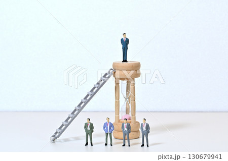 ビジネスマン勝者 格差 頂上イメージ ビジネスマン勝者 格差 頂上イメージ 130679941