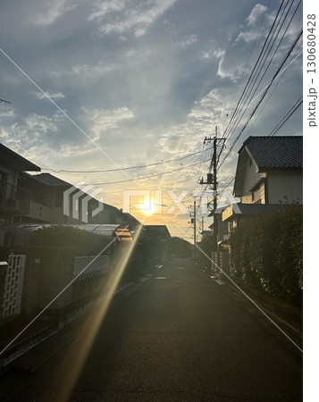 7月上旬、町の家の先から登る朝日です。 130680428