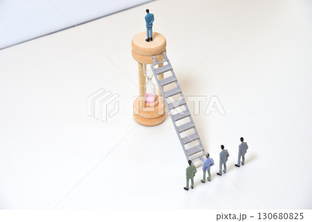 ビジネスマン勝者 格差 頂上イメージ ビジネスマン勝者 格差 頂上イメージ 130680825