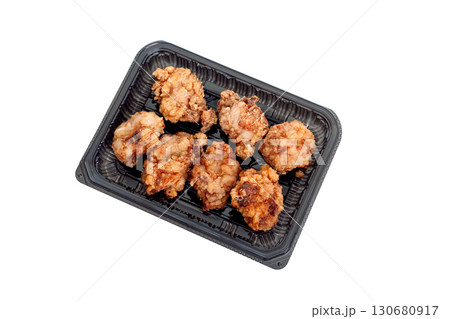 食品パック入り、鰹節の出汁が香る鶏もも唐揚げ、醤油揚げ【白背景・切り抜き】 130680917